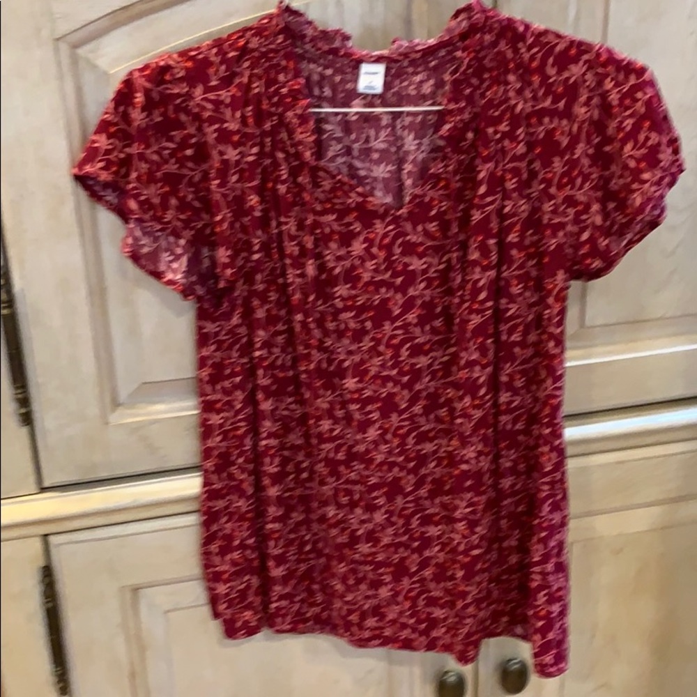 NWOT Old Navy burgundy maroon dark floral smocked blouse, size medium.